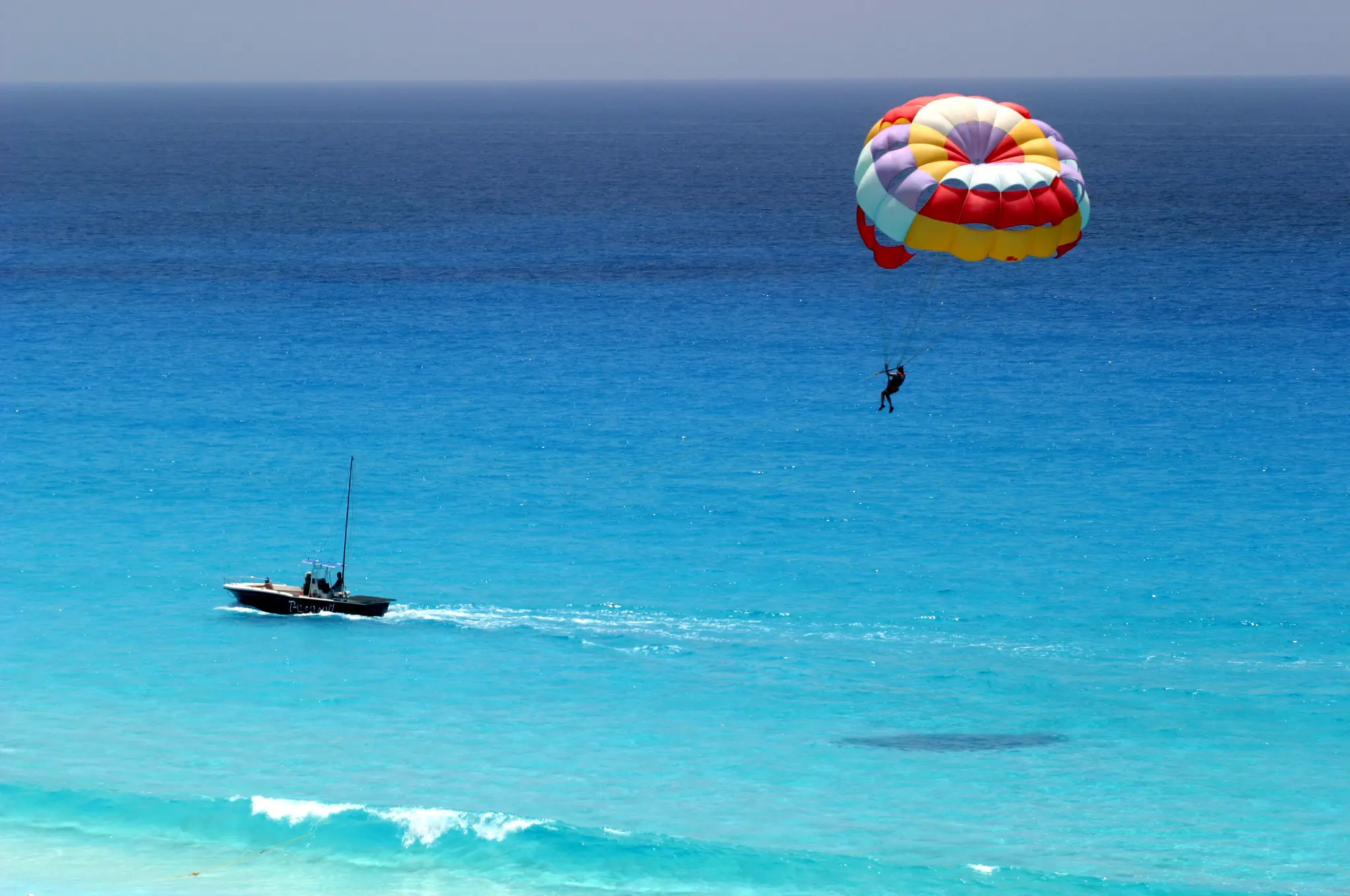 Photo of travelers parasailing in Cancún, Mexico