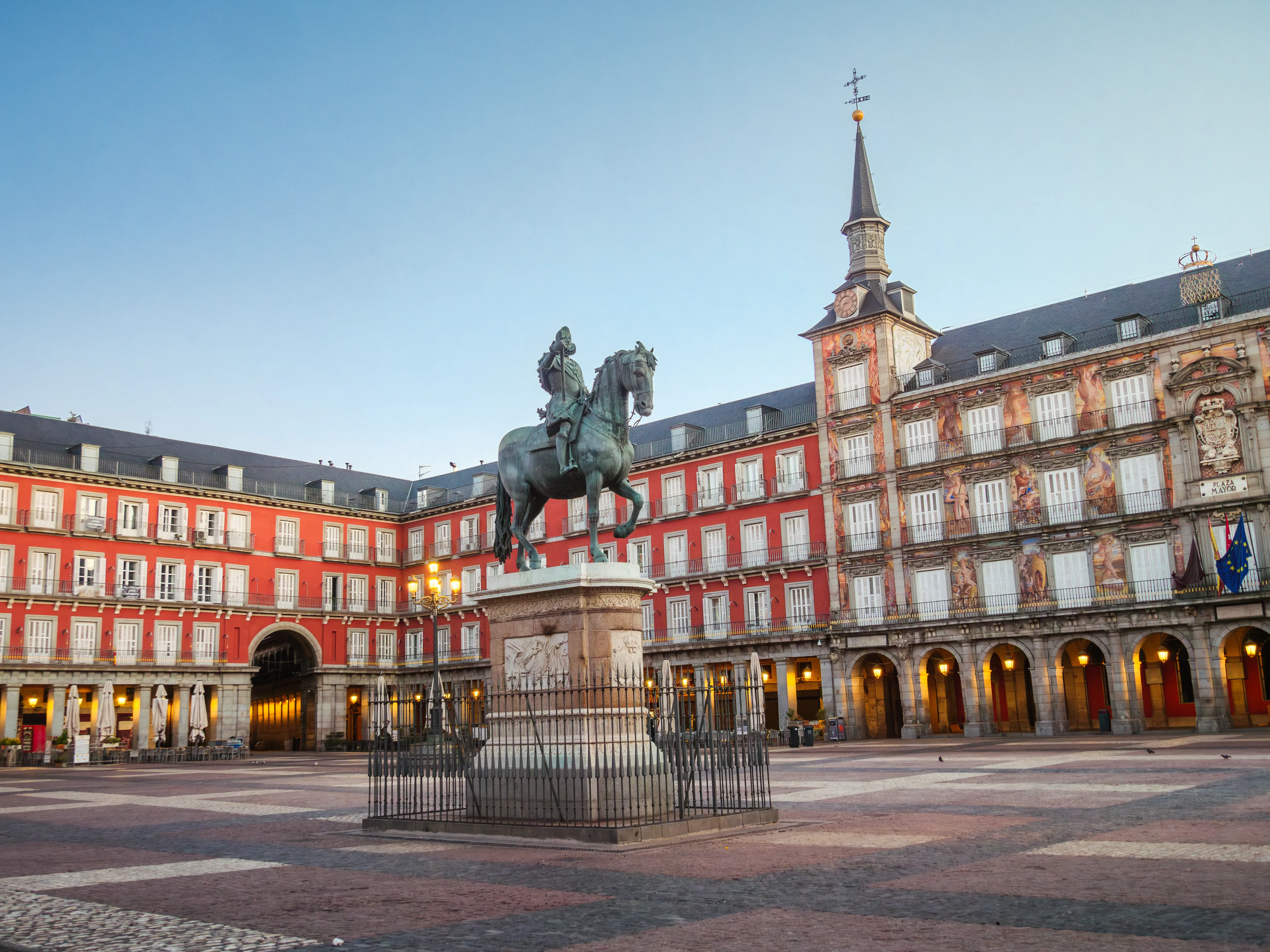 Photo of the monument in Plaza mayor Madrid, Spain