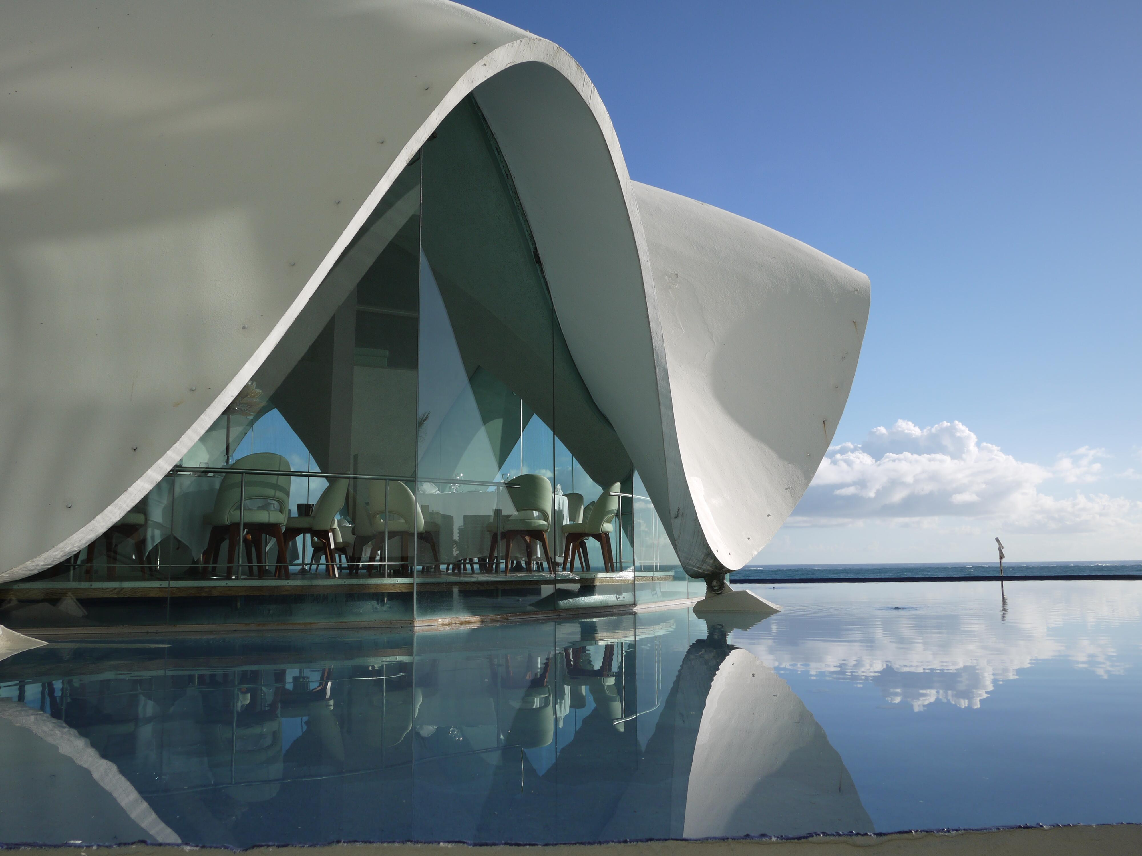 Image of the La Concha Resort building by the side of the pool.