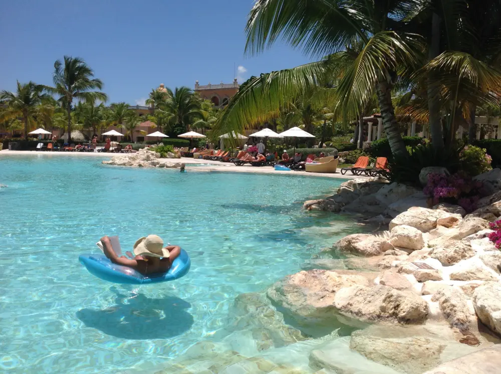 Pool, umbrellas