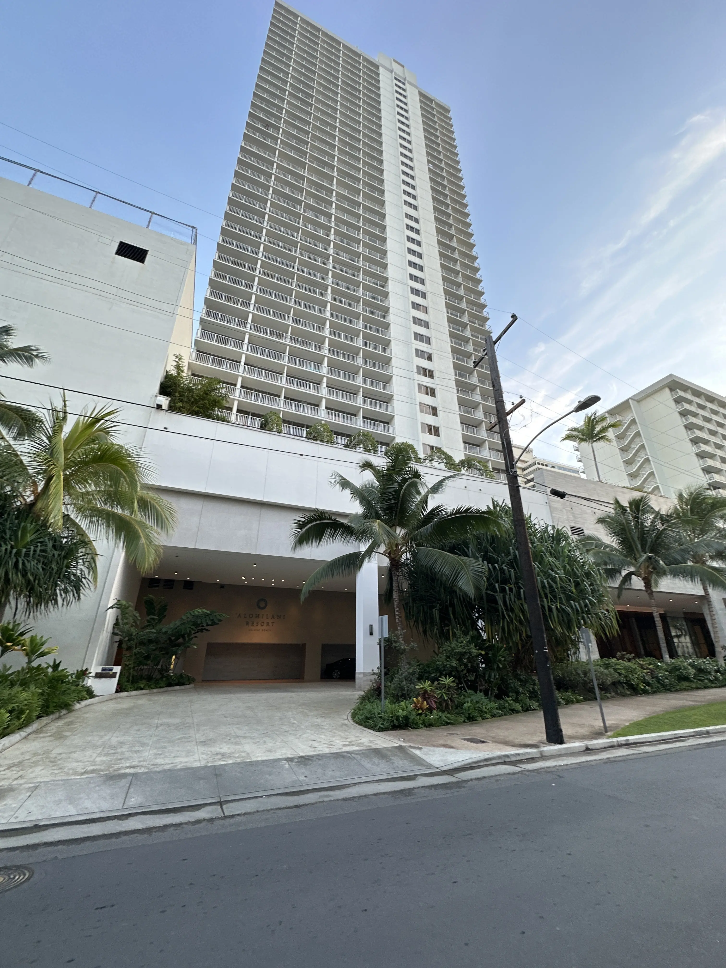 Outdoor picture of the ‘Alohilani Resort Waikiki Beach.