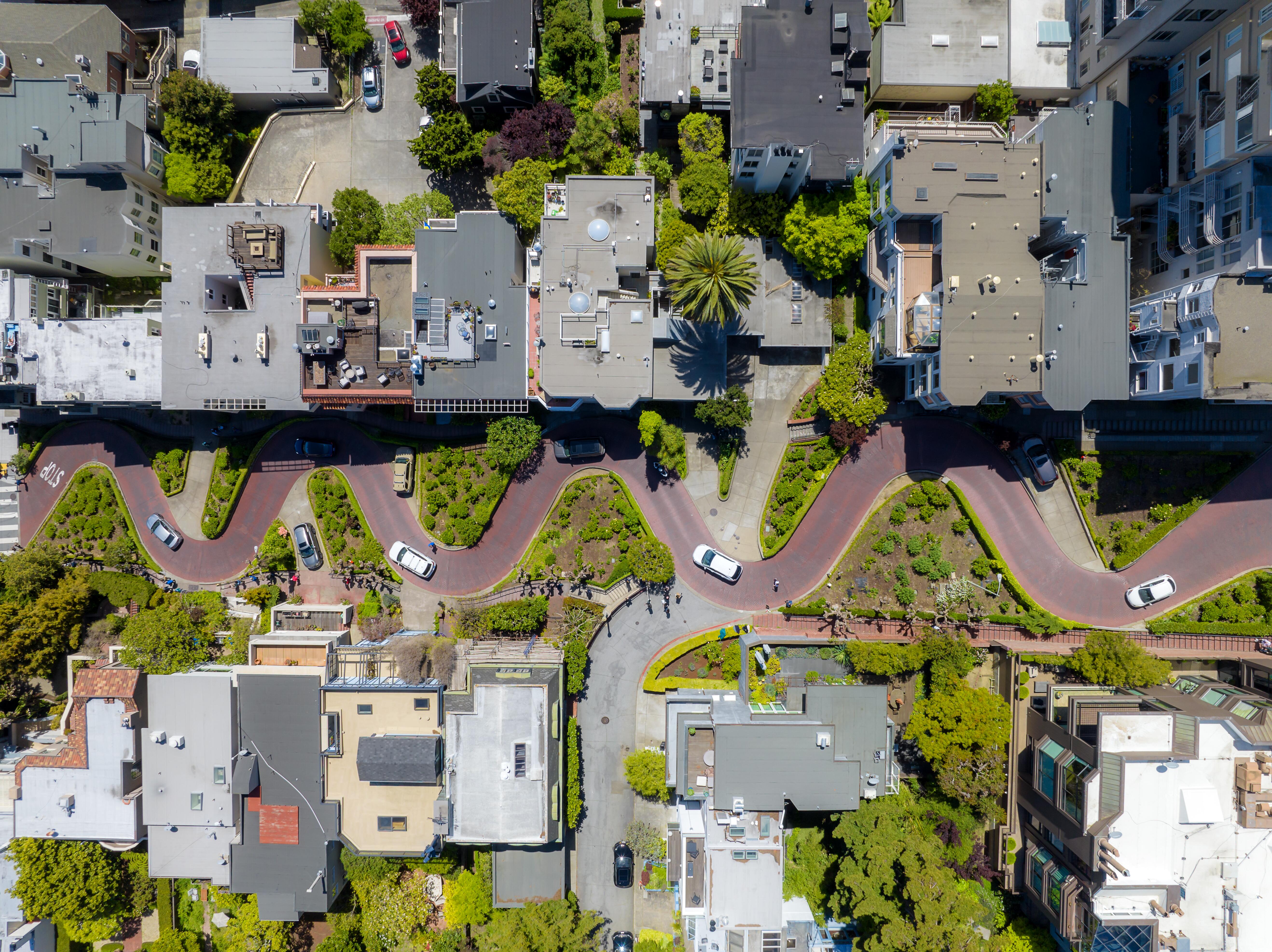 Overhead picture of Lombard Street