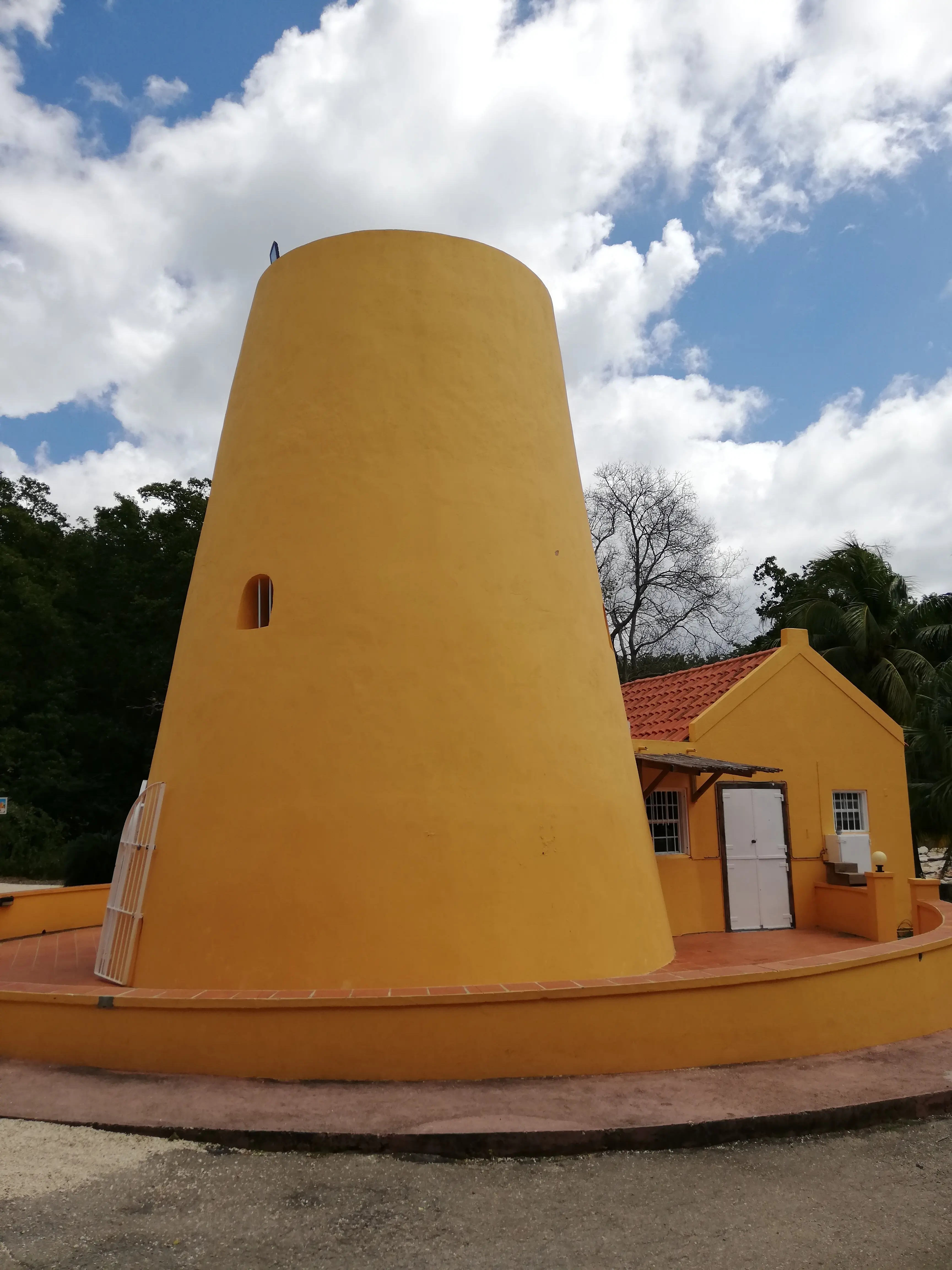 Image of the Hofi Mango sugar mill building.