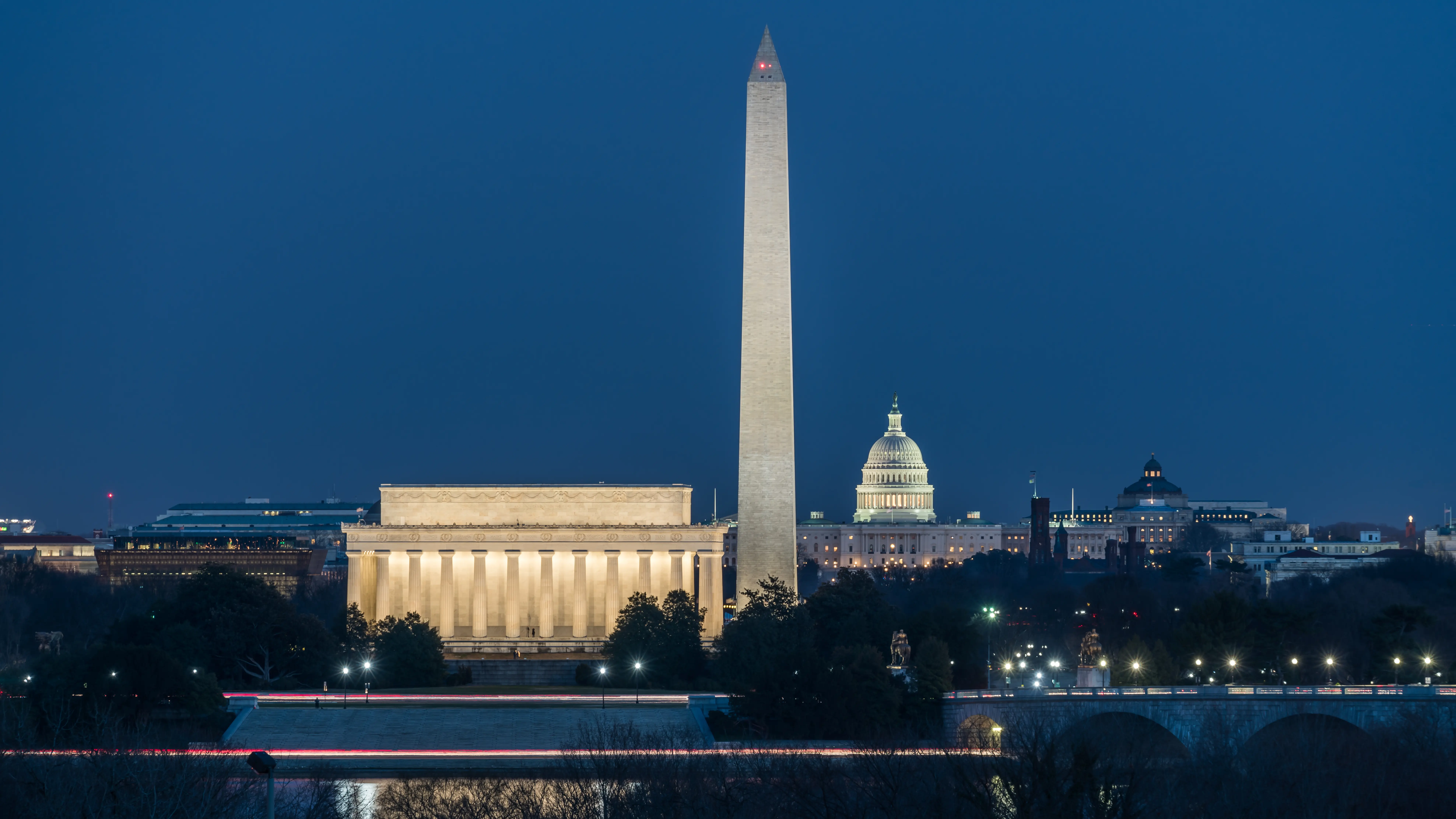 Image of the Lincoln Memorial and Washington Monument seen in Washington, D.C. at night.
