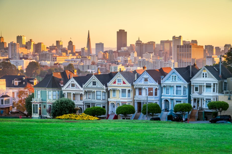 Victorian houses and skyline in San Francisco, California