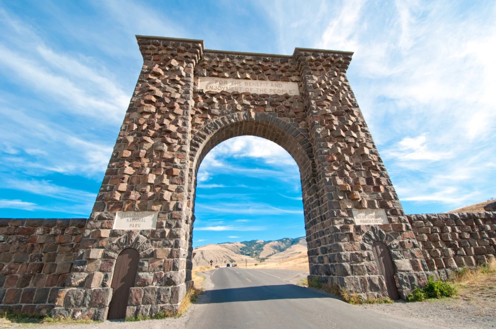 roosevelt arch yellowstone national park