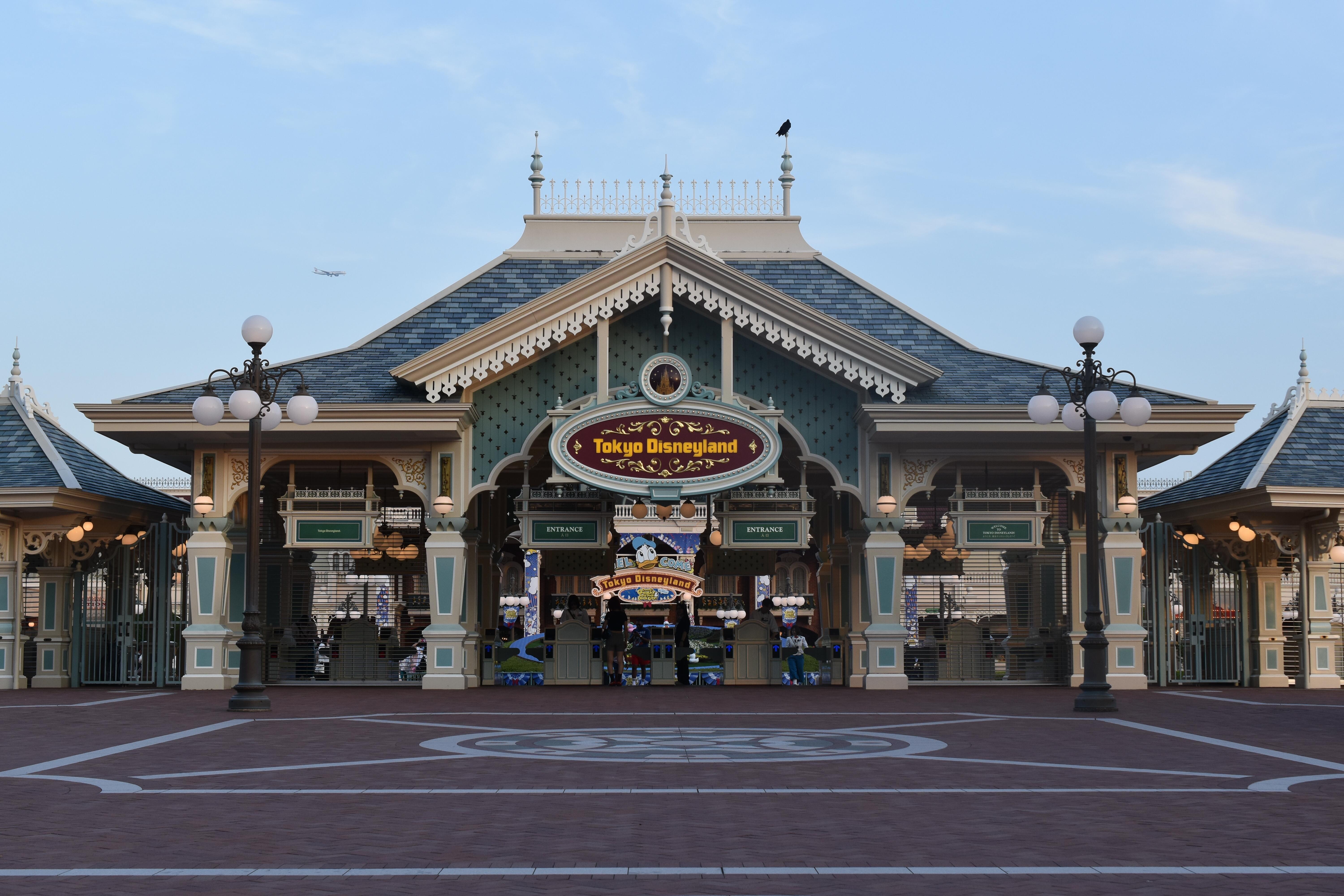 Image of Tokyo Disneyland's main entrance.