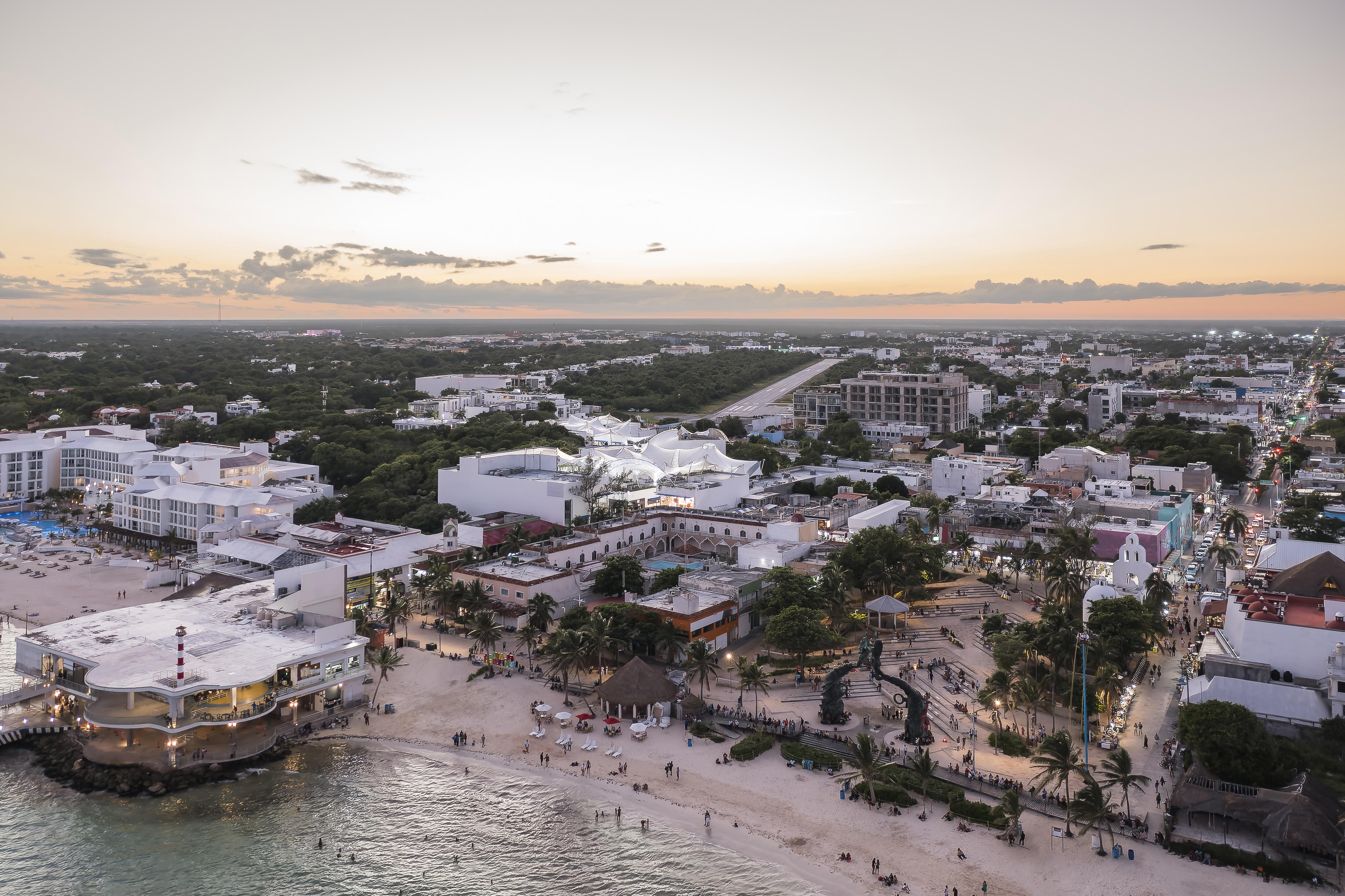 Sunset in Playa del Carmen shopping area, Quintana Roo, Mexico, Parque Los Fundadores