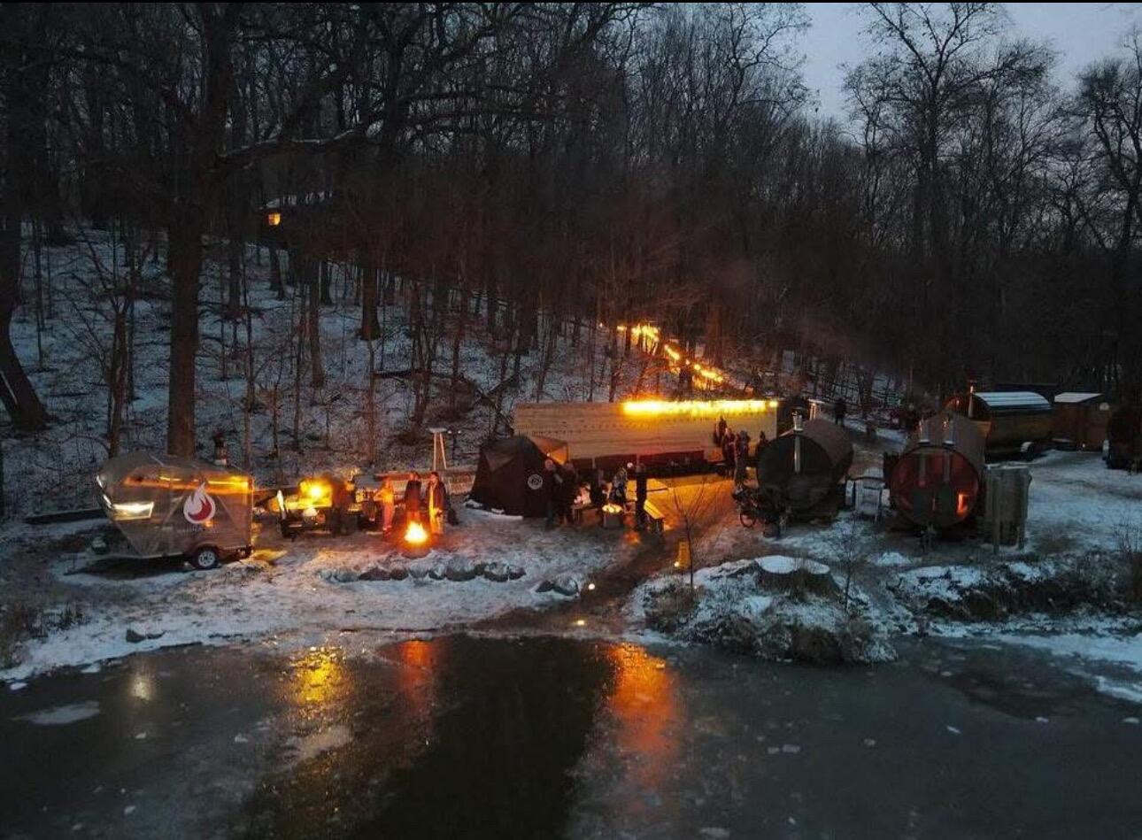 Image of the Sauna Camp wellness adventure in the evening.