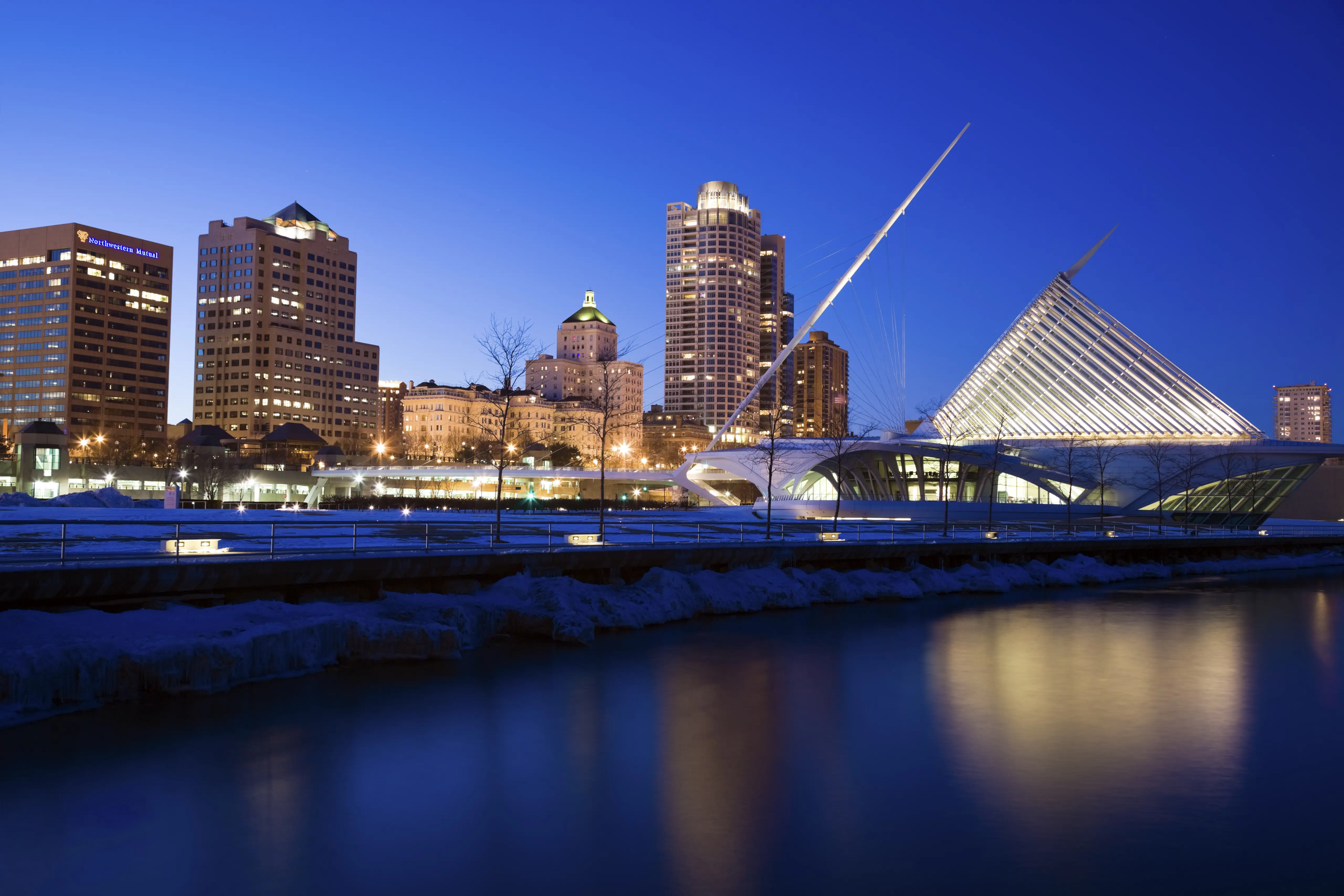 Image of the city skyline of Milwaukee at night.