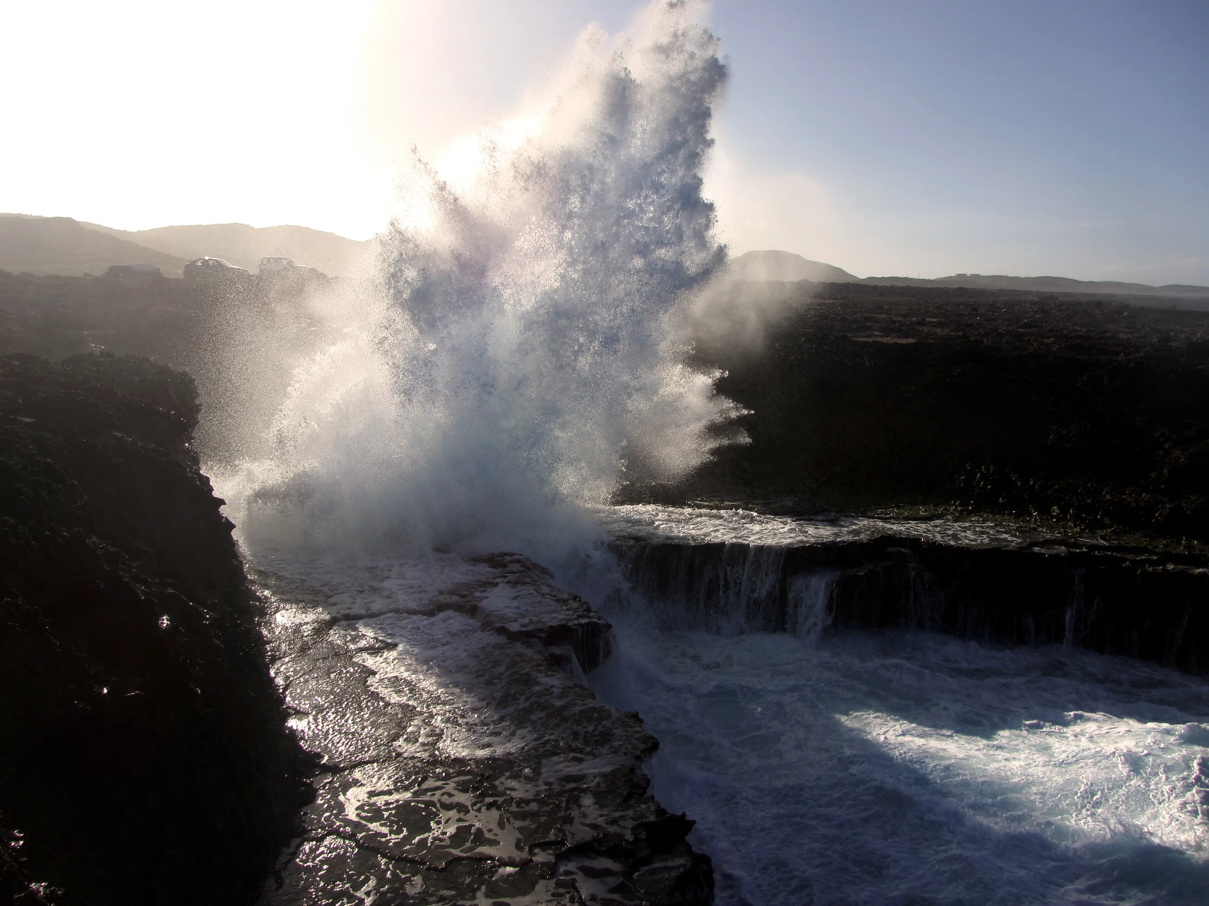 Image of a big wave splashing at Boka Pistol in Shete Boka National Park.