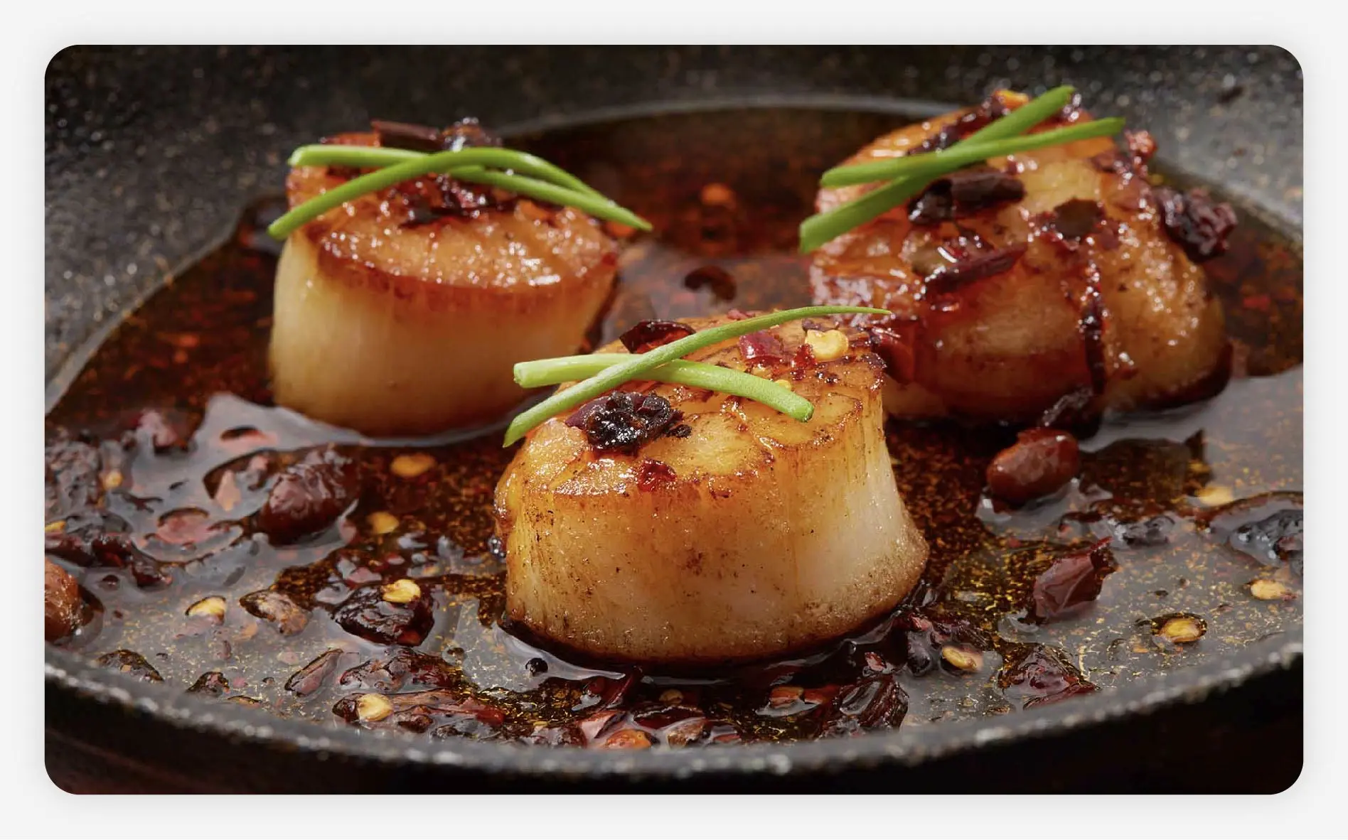 Seared scallops in a pan