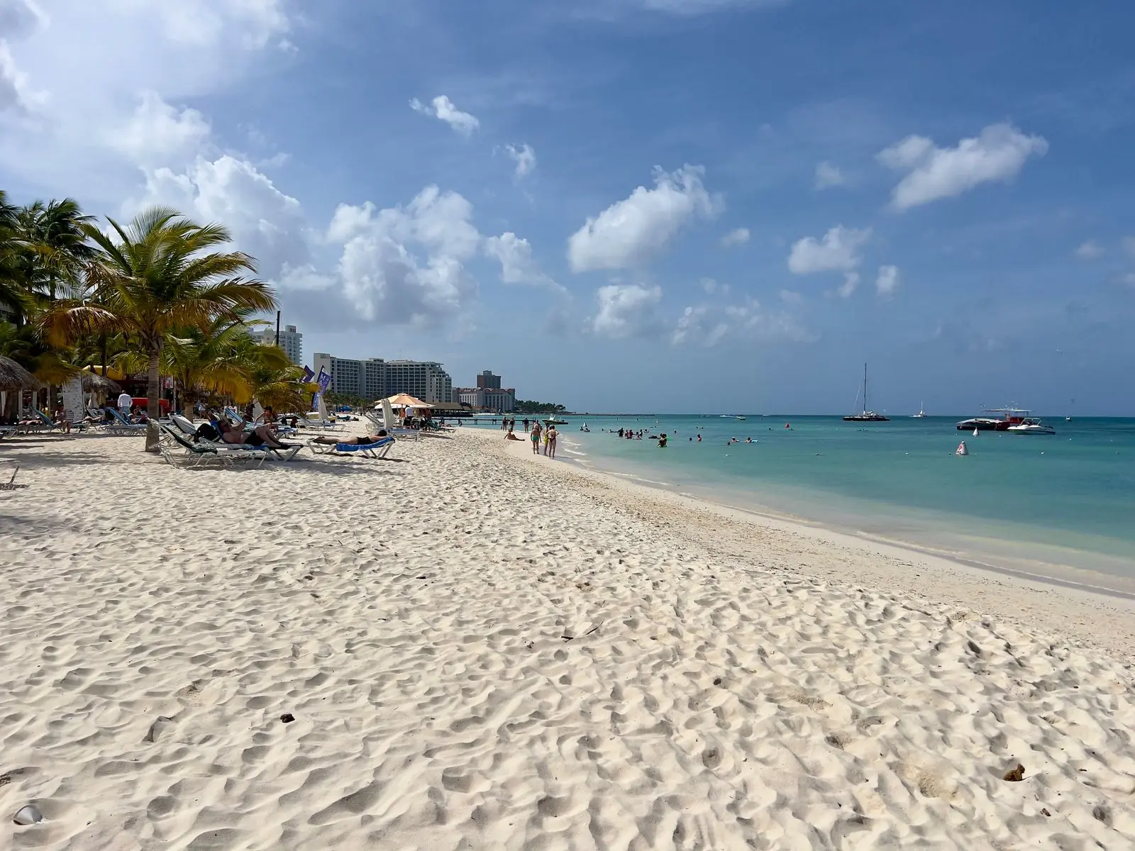 Image of Palm Beach in Aruba.