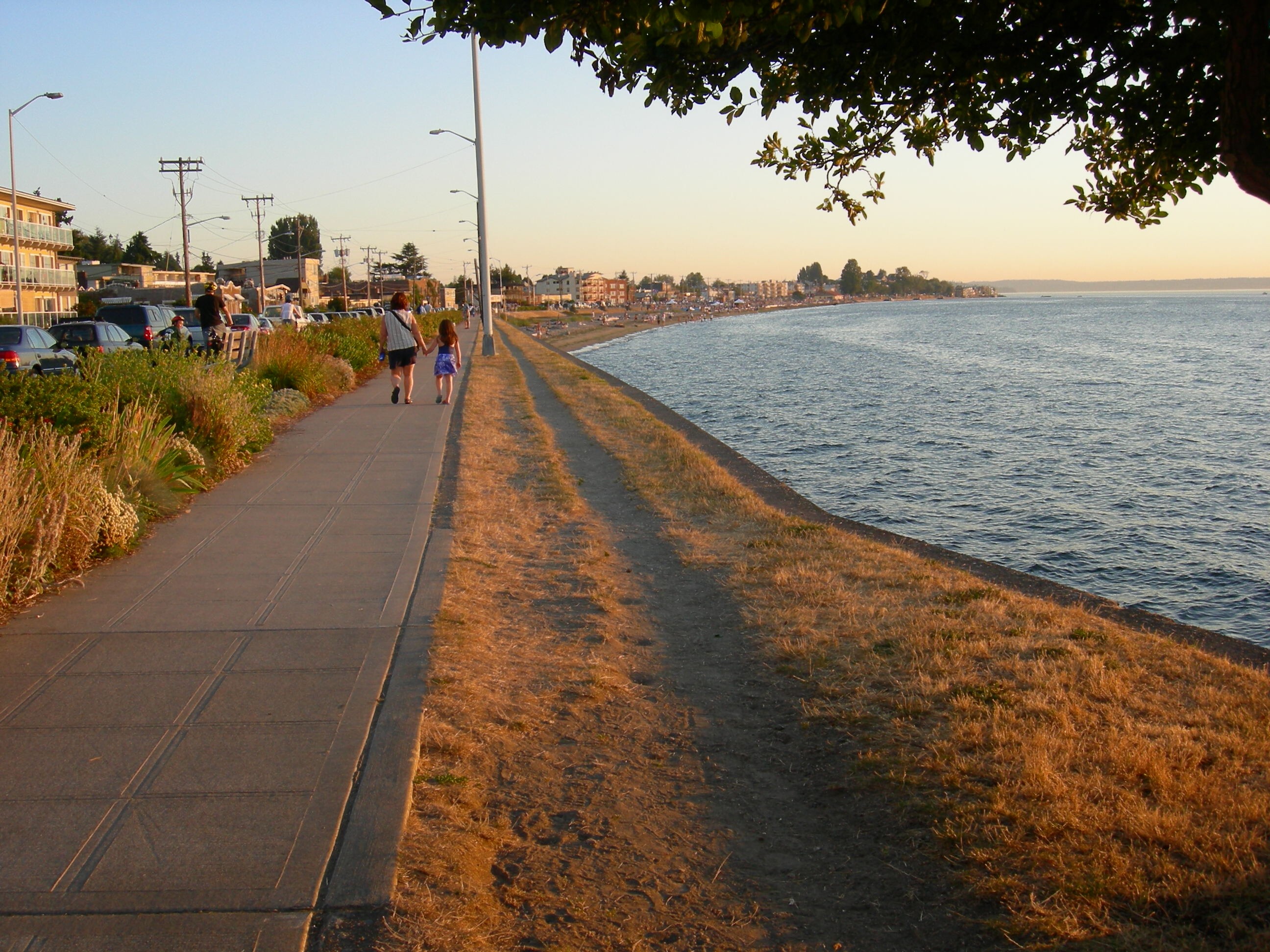 Image of the walkway and shoreline of Alki Beach in Seattle.